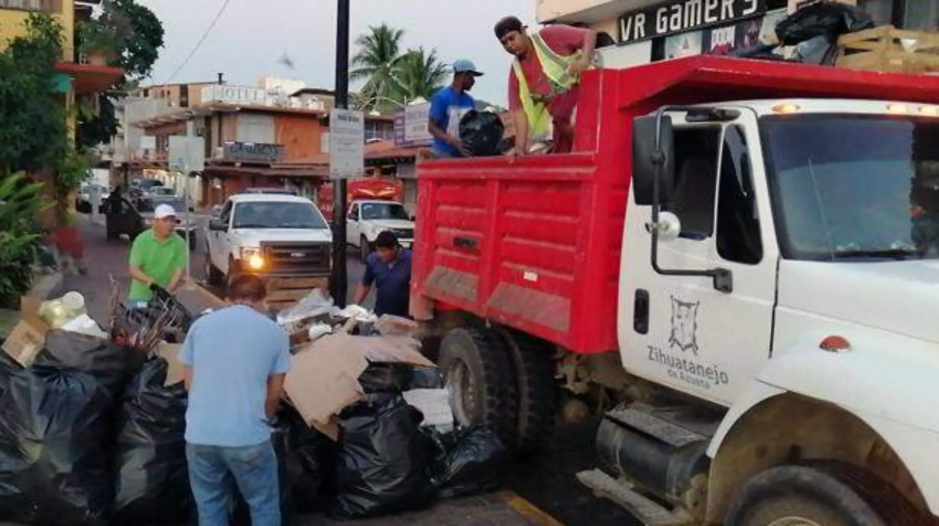 Zihuatanejo - basura generada en la temporada